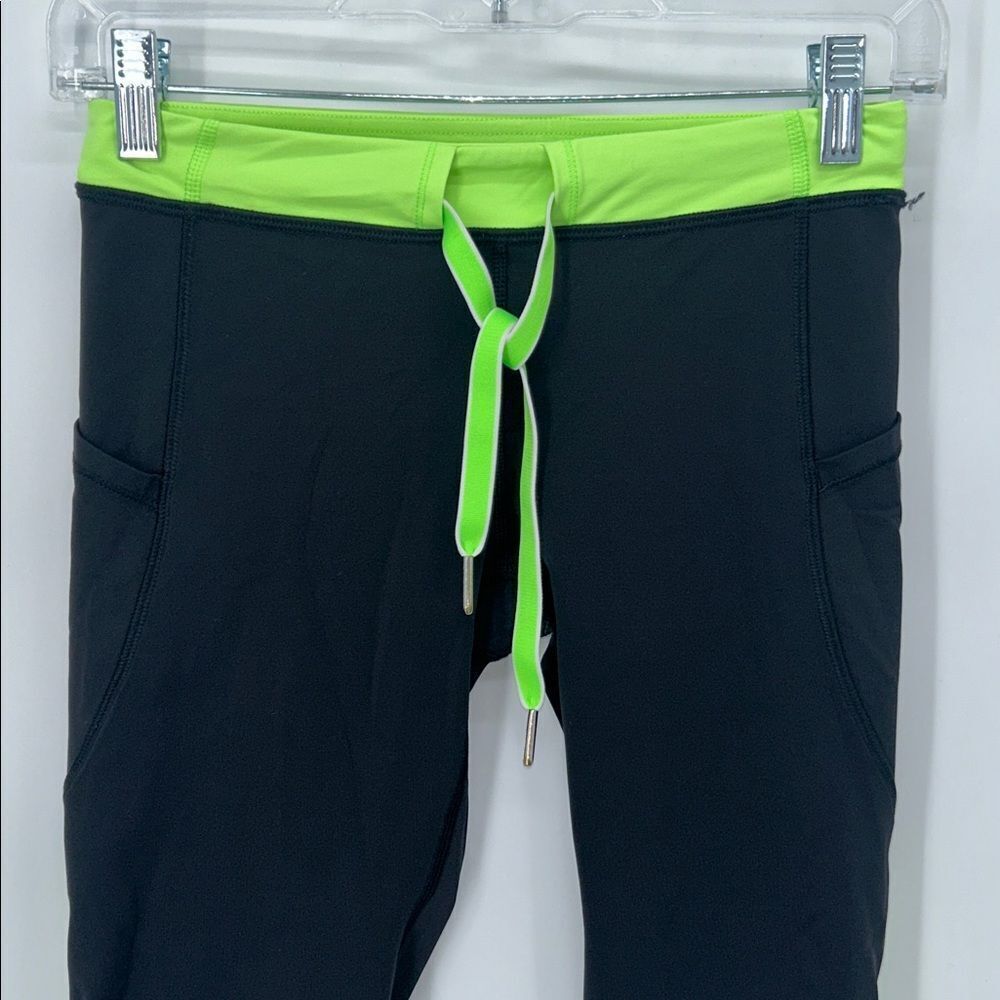 Lululemon Women's Capri Leggings Size 4 Black Black and Green Bottoms - Picture 2 of 12